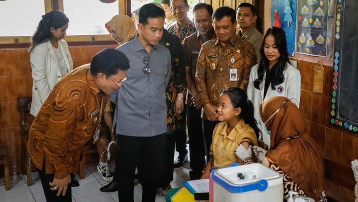 Ditinjau Ahmad Luthfi & Gibran, CKG di SDN Ledok 05 Diikuti 129 Siswa